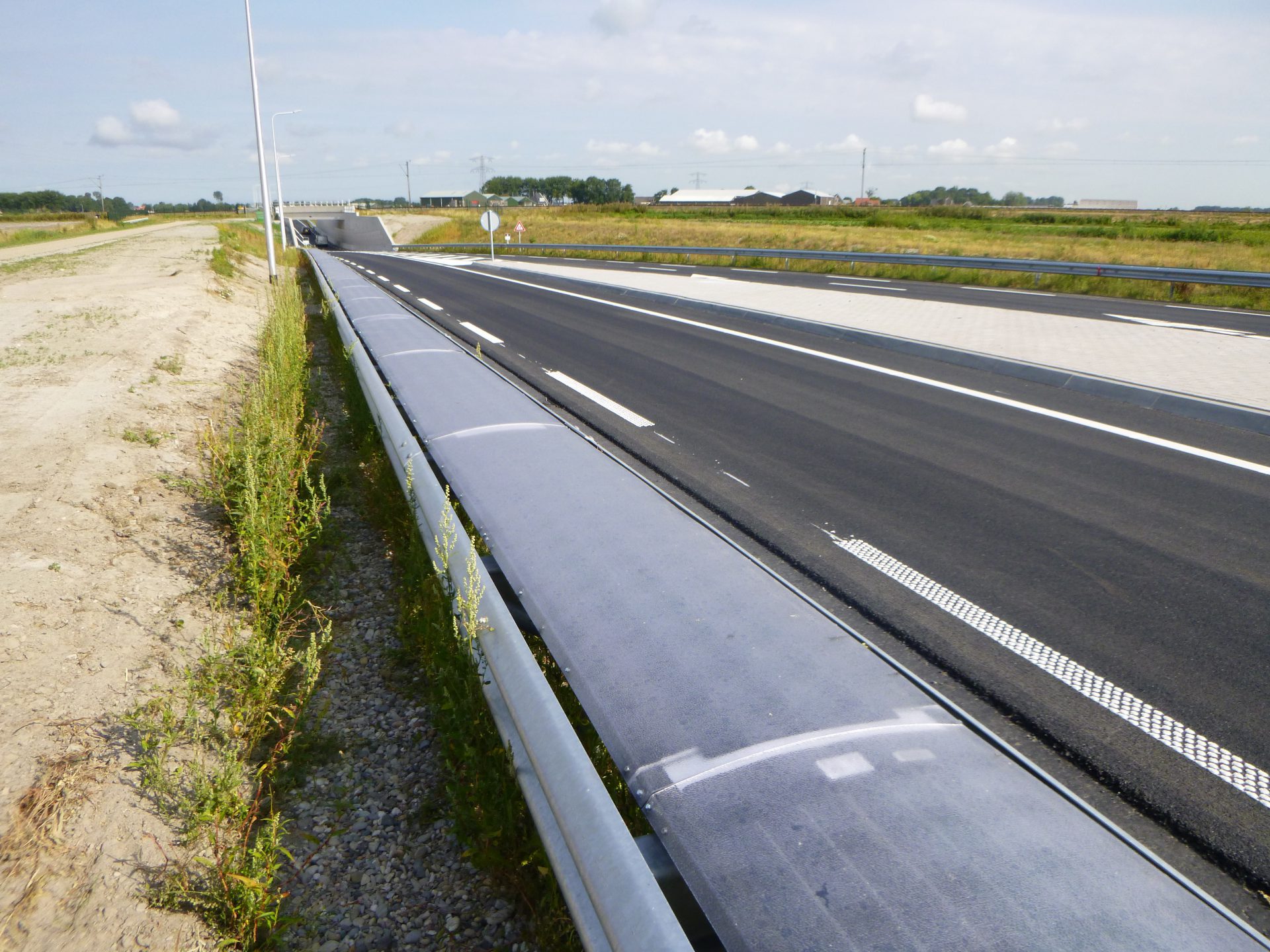 Solar cells on a crash barrier